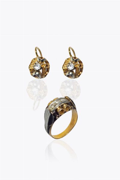 DEMI-PARURE : Peso gr 4 6 e 4 1 Misura 13 in oro giallo e bianco composta da coppia di orecchini a monachella ed anello con pietre sintetiche  - Asta Gioielli - Associazione Nazionale - Case d'Asta italiane