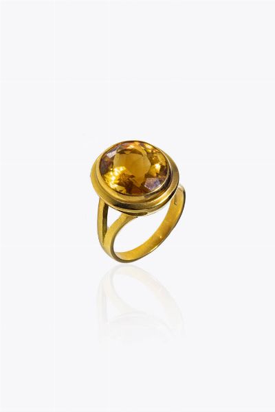 ANELLO : Peso gr 8 3 Misura 15 (55) in oro giallo con quarzo citrino taglio ovale  - Asta Gioielli - Associazione Nazionale - Case d'Asta italiane
