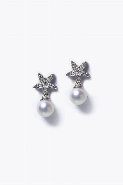 COPPIA DI ORECCHINI : Peso gr 3 6 in oro bianco con stelle ai lobi in diamanti taglio brillante per totali ct 0 16 ca  probabile colore G-H  purezza IF-VVS e due perle giapponesi del diam di mm 5 pendenti  - Asta Gioielli - Associazione Nazionale - Case d'Asta italiane
