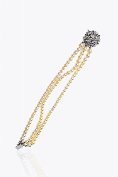 BRACCIALE : Lunghezza cm 18 composto da tre file di perle giapponesi a scalare dal diam. di m 4 3 a 6 2. Chiusura in oro bianco con zaffiri  - Asta Gioielli - Associazione Nazionale - Case d'Asta italiane