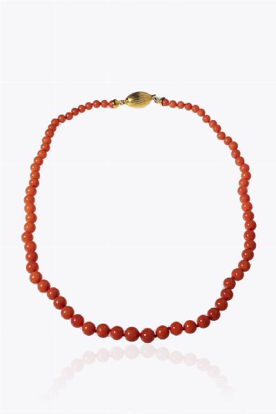 GIROCOLLO : Peso gr 28 6 Lunghezza cm 50 composto da un filo di sfere di corallo rosso mediterraneo a scalare del diam. di mm 5 a 7 5. Chiusura in oro a barilotto fesonato Accompagnato da certificato  telematico di autenticit Ce.S.Ar. Centro Studi Archeometrici.  - Asta Gioielli - Associazione Nazionale - Case d'Asta italiane