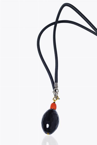 CIONDOLO : ovale briolette di onice sormontato da barilotto rosso  - Asta Gioielli - Associazione Nazionale - Case d'Asta italiane