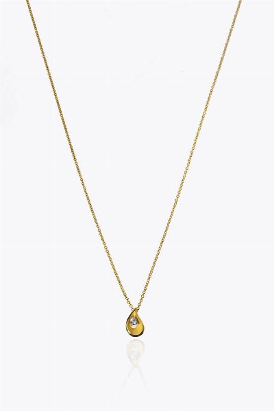 CATENA CON CIONDOLO : Peso gr 1 9 in oro rosa lucido e satinato  a forma di goccia  con diamante taglio brillante di ct 0 05 ca  probabile colore G-H  purezza IF-VVS  - Asta Gioielli - Associazione Nazionale - Case d'Asta italiane