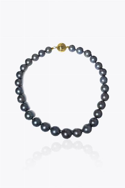 GIROCOLLO : Lunghezza cm 40 composto da un filo di perle Tahiti nei toni del grigio dal diam. di mm 11 6 a 15. Chiusura in oro giallo fesonato a sfera  - Asta Gioielli - Associazione Nazionale - Case d'Asta italiane