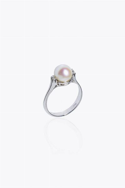 ANELLO : Peso gr 3 3 Misura 12 (52) in oro bianco con perla giapponese del diam. di mm 7 7 e quattro diamantini ai lati taglio 8/8 per totali ct 0 05 ca  - Asta Gioielli - Associazione Nazionale - Case d'Asta italiane