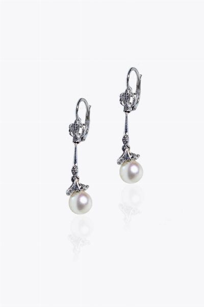 COPPIA DI ORECCHINI : Peso gr 4 5 pendenti  in oro bianco  a monachella  con perle giapponesi del diam. di mm 7  - Asta Gioielli - Associazione Nazionale - Case d'Asta italiane