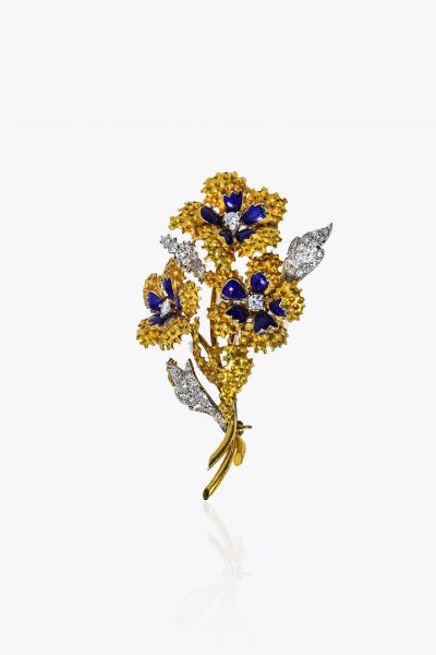 SPILLA : Peso gr 19 4 Cm 7x5 in oro giallo e bianco  a forma di mazzo fiorito  con decori in smalto blu e diamanti taglio brillante e 8/8 per totali ct 0 60ca  probabile colore G-H  purezza IF-VVS  - Asta Gioielli - Associazione Nazionale - Case d'Asta italiane