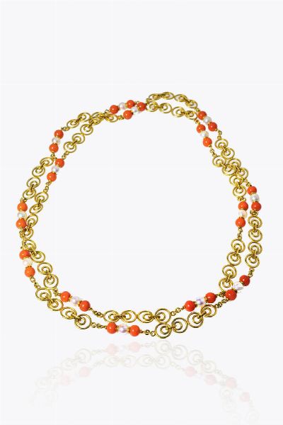 COLLANA : Peso gr 37 2 Lunghezza cm 42 composta da anelli concentrici in oro giallo  alternati a sfere rosse e perline  - Asta Gioielli - Associazione Nazionale - Case d'Asta italiane
