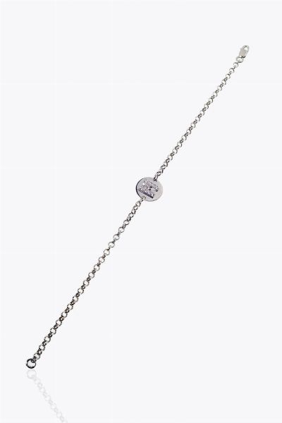 BRACCIALE : Peso gr 5 0 Lunghezza cm 19 in oro bianco  maglia rolo' con al centro ciondolo rotondo recante la lettera M dell'alfabeto in diamanti taglio brillante per totali ct 0 10 ca  - Asta Gioielli - Associazione Nazionale - Case d'Asta italiane