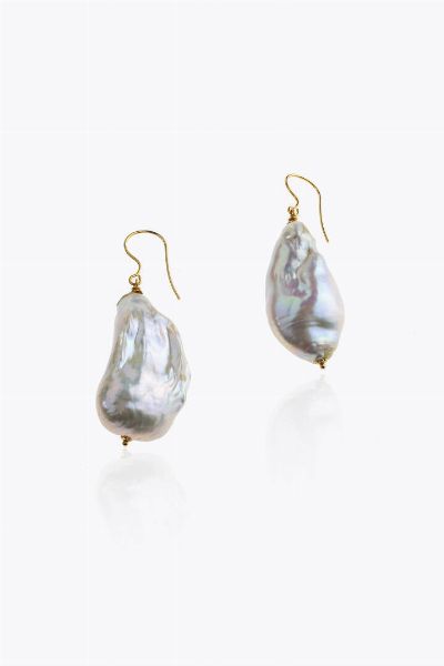 COPPIA DI ORECCHINI : Peso gr 22 9 in oro rosa  ad amo  con perle scaramazze  - Asta Gioielli - Associazione Nazionale - Case d'Asta italiane