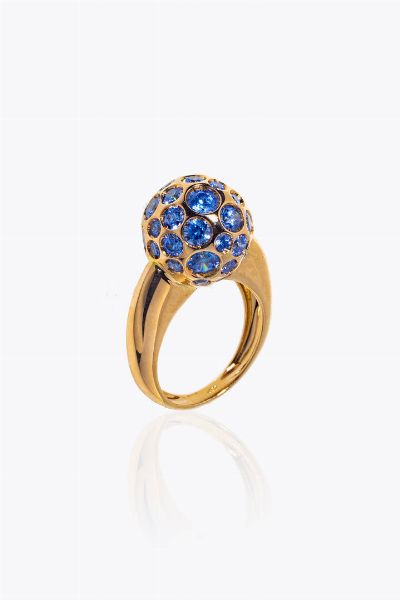 ANELLO : Peso gr 12 1 Misura 16 (56) in oro rosa con al centro grande sfera gemme sintetiche di colore azzurro  - Asta Gioielli - Associazione Nazionale - Case d'Asta italiane