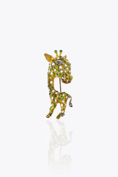 SPILLA : Peso gr 14 8 Cm 6x2 in oro giallo satinato e bianco  a forma di giraffa con macchie in smalto verde e bianco. Piccoli diamanti a decoro  - Asta Gioielli - Associazione Nazionale - Case d'Asta italiane