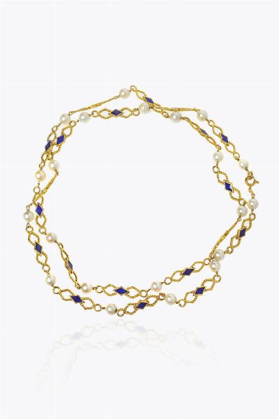 LUNGA COLLANA : Peso gr 30 8 Lunghezza cm 70 in oro giallo a maglia romboidale lavorata a corda con elementi in smalto blu  alternati a perle giapponesi del diam. di mm 6 ca.  - Asta Gioielli - Associazione Nazionale - Case d'Asta italiane