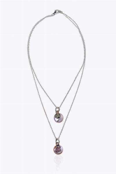CATENA CON CIONDOLI : Peso gr 13 2 in oro bianco ed argento  con perle di acqua dolce impreziosite da quadrifoglio brunito con quarzo verde e da coniglio brunito con quarzo rosa.  - Asta Gioielli - Associazione Nazionale - Case d'Asta italiane
