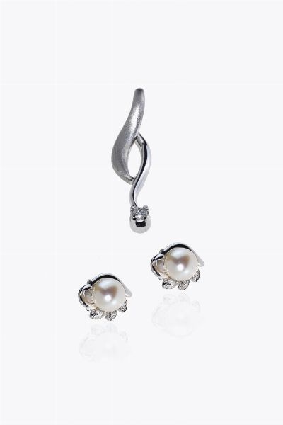 LOTTO DI DUE GIOIELLI : in oro bianco  composto da: -ciondolo di forma fantasia con diamante taglio brillante di ct 0 03 ca. Peso gr 1 5 -coppia di orecchini in oro bianco  a lobo  con due perle giapponesi del diam. di mm 6 5 ca e diamanti taglio brillante per totali ct 0 05 ca. Peso gr 3 1  - Asta Gioielli - Associazione Nazionale - Case d'Asta italiane