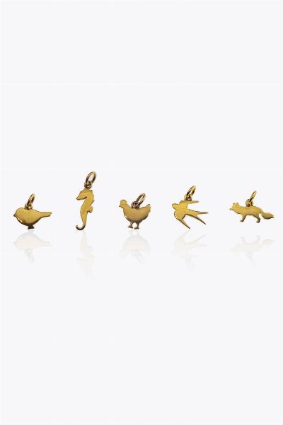 POMELLATO : Peso gr 4 9 Lotto di cinque charms Pomellato  linea Dodo in oro giallo raffiguranti: una volpe  un pettirosso  un cavalluccio marino  una rondine  una gallina  - Asta Gioielli - Associazione Nazionale - Case d'Asta italiane
