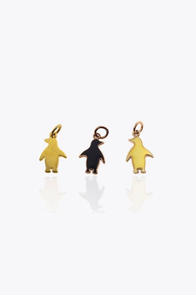 POMELLATO : Peso gr 3 7 Lotto di tre charms Pomellato  linea Dodo raffiguranti tre pinguini; uno in oro giallo 18 Kt e due in oro 9 Kt smaltati  - Asta Gioielli - Associazione Nazionale - Case d'Asta italiane