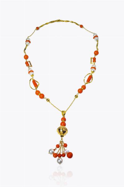 COLLANA : Peso gr 43 9 Lunghezza cm 53 composta da segmenti e sfere in oro giallo  sfere di corallo rosso mediterraneo del diam. di mm 8-8 5 ca e perline; al centro elementi pendenti con sfere di corallo rosso mediterraneo e sfera in oro giallo impreziosita da diamanti taglio brillante per totali ct 0 32'ca  terminante con frange con perline e corallo. Accompagnato da certificato  telematico di autenticit Ce.S.Ar. Centro Studi Archeometrici.  - Asta Gioielli - Associazione Nazionale - Case d'Asta italiane