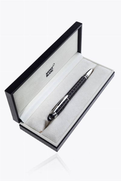 MONTBLANC : Stilografica Montblanc  modello Starwalker. Corpo e cappuccio in gomma con decoro a righe. Emblema Montblanc bianco nella parte superiore del cappuccio. Pennino in oro giallo 14 Kt Corredata di scatola e libretto  - Asta Gioielli - Associazione Nazionale - Case d'Asta italiane