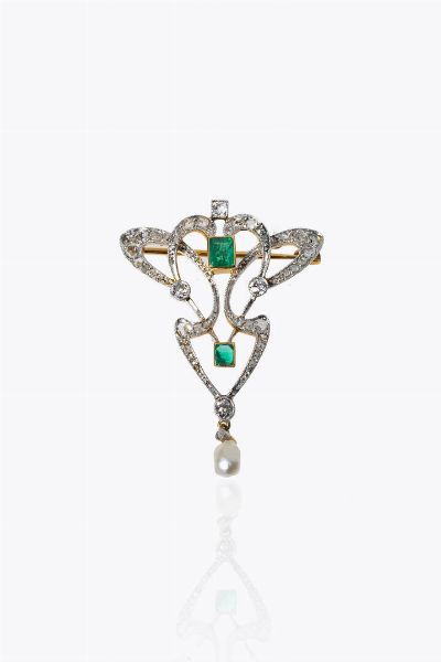 SPILLA : Peso gr 6 6 Cm 5x3 in oro giallo a bassa caratura ed argento  a voluta  inizi XX secolo  con smeraldi taglio baguette per totali ct 0 50 ca e diamanti taglio brillante di vecchio e rosette per totali ct 0 85 ca. Una perlina pendente  - Asta Gioielli - Associazione Nazionale - Case d'Asta italiane