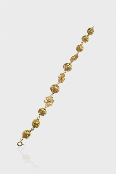 BRACCIALE : Peso gr 18 Lunghezza cm 20 in oro giallo 9 Kt lavorato a sfere e fiori in filigrana  - Asta Gioielli - Associazione Nazionale - Case d'Asta italiane