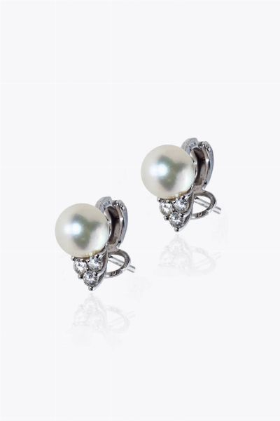 DAMIANI : Peso gr 5 6 Coppia di orecchini in oro bianco  firmati Damiani con due perle giapponesi del diam. di mm 8 con diamanti taglio brillante per totali ct 0 30 ca Corredati di scatola  - Asta Gioielli - Associazione Nazionale - Case d'Asta italiane