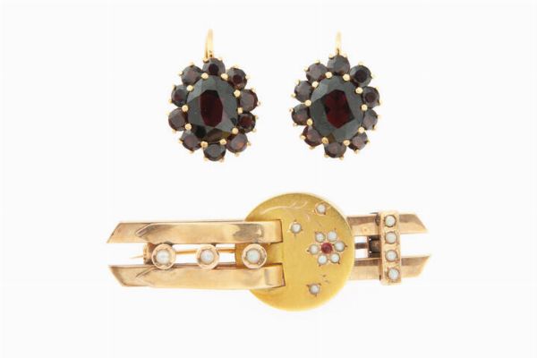 LOTTO DI DUE GIOIELLI : composto da:  -coppia di orecchini in oro giallo  a monachella  con granati taglio ovale. Peso gr 6 4 -spilla in oro 9 Kt  XIX secolo  con perline a decoro. Peso gr 9 3  - Asta Gioielli - Associazione Nazionale - Case d'Asta italiane