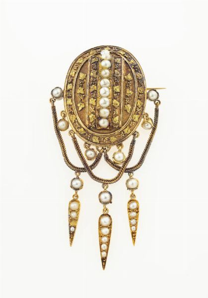 SPILLA : Peso gr 16 1 XIX secolo  in oro 9 Kt  di forma ovale con frange recanti perline (una mancante)  - Asta Gioielli - Associazione Nazionale - Case d'Asta italiane