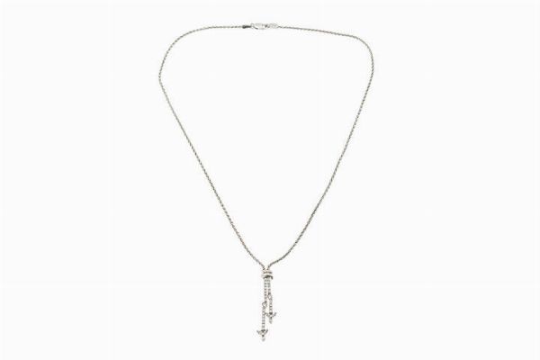 CATENA CON CIONDOLO : Peso gr. 7 1 in oro bianco con due frange in diamanti taglio brillante e navette per totali ct 0 40 ca  - Asta Gioielli - Associazione Nazionale - Case d'Asta italiane