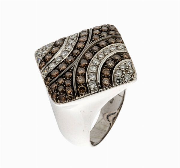 ANELLO : Peso gr 16 7 Misura 18 in oro bianco  sommit a rombo  con fasce in diamanti taglio brillante di colore bianco per totali ct 0 80 ca e di colore brown per totali ct 1 30 ca  - Asta Gioielli - Associazione Nazionale - Case d'Asta italiane