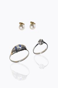 LOTTO DI TRE GIOIELLI - composto da: -coppia di orecchini in oro a bassa caratura con due perle giapponesi. Peso gr 2 7 -anello in oro  [..]