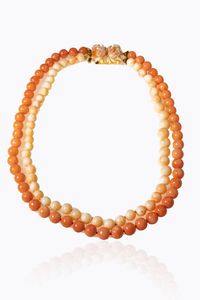 GIROCOLLO - Lunghezza cm 46 composto da due fili di corallo nei toni del rosa dal diam. di mm 8 8 a 9 5. Chiusura in oro giallo.  [..]