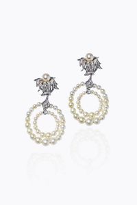 COPPIA DI ORECCHINI - Peso gr 17 pendenti  con quattro cerchi concentrici composti da perline giapponesi a scalare. Diamanti taglio  [..]