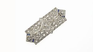 SPILLA - Peso gr 10 0 in oro giallo e bianco con diamanti di vari tagli per totali ct 0 40 ca e zaffiri sintetici ai ma [..]