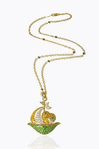 LUNGA COLLANA CON CIONDOLO - Peso gr 37 8 in oro giallo  raffiguranti due cuori all'interno di un veliero; quarzi citrini  tzavoriti e diamanti  [..]
