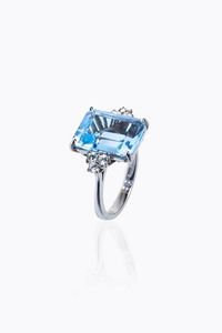 ANELLO - Peso gr 5 9 Misura 15 (55) in oro bianco con acquamarina taglio rettangolare a gradini di ct 6 91 ca ed ai lati  [..]