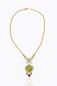 LUNGA COLLANA CON CIONDOLO - Peso gr 35 7 in oro giallo a forma di cuore  con pav di quarzi gialli  tzavoriti; tre cuori pendenti con rubini  [..]