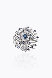 SPILLA - Peso gr 26 4 Diam. cm 4 5 in oro platino  di forma rotonda  anni '50  con zaffiri taglio rotondo per totali ct  [..]