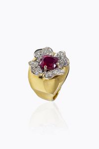 ANELLO - Peso gr 35 7 Misura 15 (55) in oro giallo  sommit a fiore  al centro rubino trattato taglio ovale di ct 6 ca  [..]