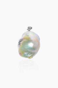 NIMEI - Peso gr 11 Ciondolo in oro bianco  firmato Nimei  con grande perla scaramazza. Diamanti taglio brillante per totali  [..]