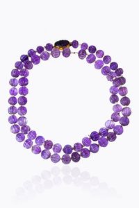 COLLANA - Lunghezza cm 85 composta da sfere fesonate di ametista. Chiusura in oro giallo con ametista incisa