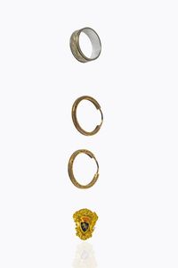 LOTTO DI TRE GIOIELLI - composto da: -anello in oro bianco  a fascia con decori incisi. Peso gr 4 9. Misura 16 (56) -coppia di orecchini  [..]