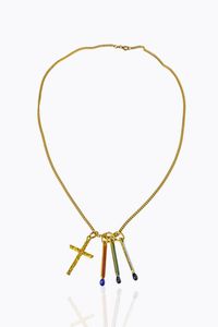 COLLANA - Peso gr 23 4 Lunghezza cm 51 in oro giallo con tre ciondoli a fiammifero in smalto policromo e una croce