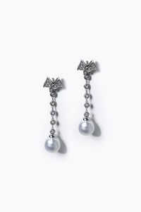 COPPIA DI ORECCHINI - Peso gr 12 2 pendenti  in oro bianco  con intreccio ai lobi in pav di diamanti taglio brillante e baguette lungo  [..]