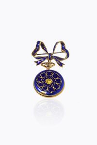 SPILLA CON OROLOGIO - Peso lordo gr 15 9 in oro giallo decorata con smalto blu (difetti)  a forma di fiocco  trattenente un orologio  [..]