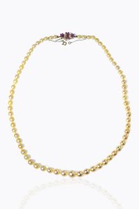 GIROCOLLO - Lunghezza cm 55 composta da un filo di perle giapponesi a scalare dal diam. di mm 5 5 a 8 8. Chiusura in oro bianco  [..]