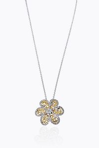 CATENA CON CIONDOLO - Peso gr7 6 in oro bianco  a forma di fiore  con petali in oro giallo traforati e diamanti taglio brillante per  [..]