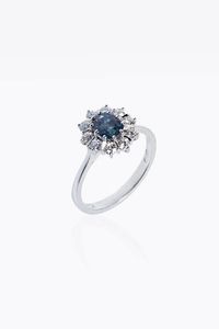 ANELLO - Peso gr 3 2 Misura 15 (55) in oro bianco  sommit a margherita  al centro zaffiro taglio ovale di ct 0 90 ca   [..]