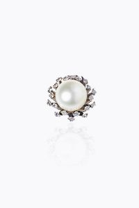 CIONDOLO - Peso gr 5 4 in oro bianco con perla centrale giapponese del diam di mm  contornata da diamanti taglio brillante  [..]