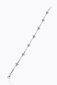 BRACCIALE - Peso gr 7 Lunghezza cm 18 in oro bianco  composto da segmenti rigidi alternati a trifogli in diamanti taglio brillante  [..]